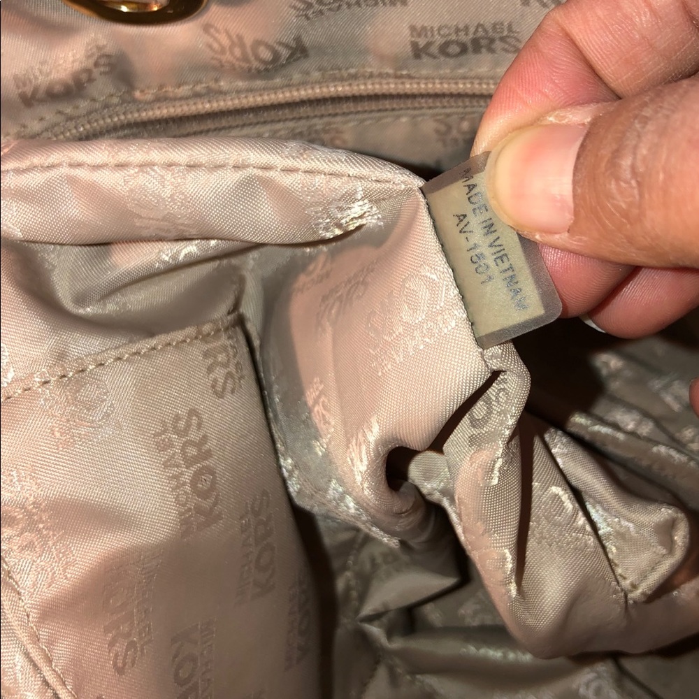 MICHAEL KORS PATENT TOTE - Picture 2 of 7
